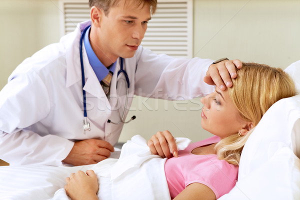 Observatie fotografie medic de sex masculin atingere pacient femeie Imagine de stoc © pressmaster