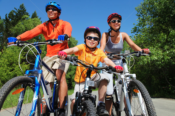 отдых портрет счастливая семья Велосипеды парка женщину Сток-фото © pressmaster