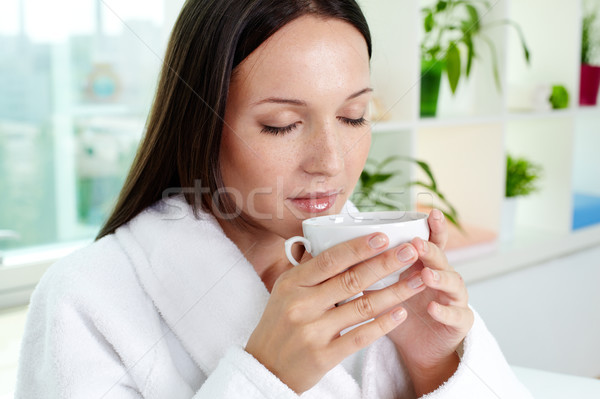 Zasadniczy herbaty piękna brunetka pitnej herbata ziołowa Zdjęcia stock © pressmaster