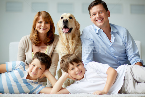 Együttlét portré boldog család bolyhos labrador férfi Stock fotó © pressmaster