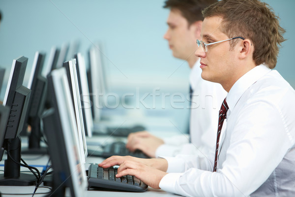 Oficina hombre primer plano empresario de trabajo ordenador Foto stock © pressmaster