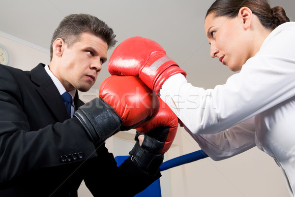 Lupta fotografie agresiv parteneri de afaceri manusi de box lupta Imagine de stoc © pressmaster