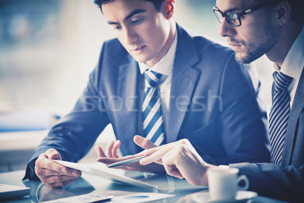 Raadpleging afbeelding twee jonge zakenlieden bespreken Stockfoto © pressmaster