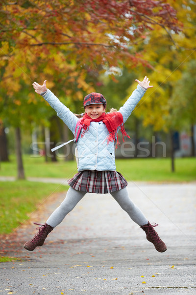 Colegiala saltar retrato feliz casual parque Foto stock © pressmaster