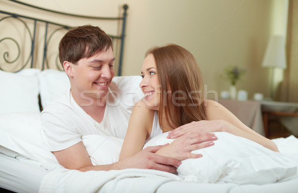 счастливым пару кровать глядя один Сток-фото © pressmaster