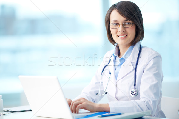 Lekarz pracy portret uśmiechnięty pracy biuro Zdjęcia stock © pressmaster