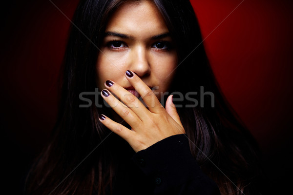 Pillantás fiatal nő néz kamera sötét Stock fotó © pressmaster