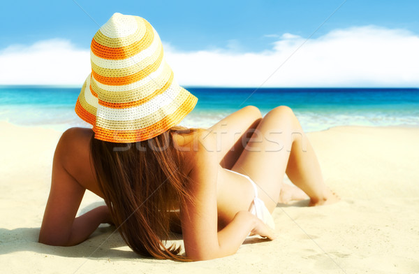 Afbeelding vrouwelijke witte bikini zonnebaden Stockfoto © pressmaster