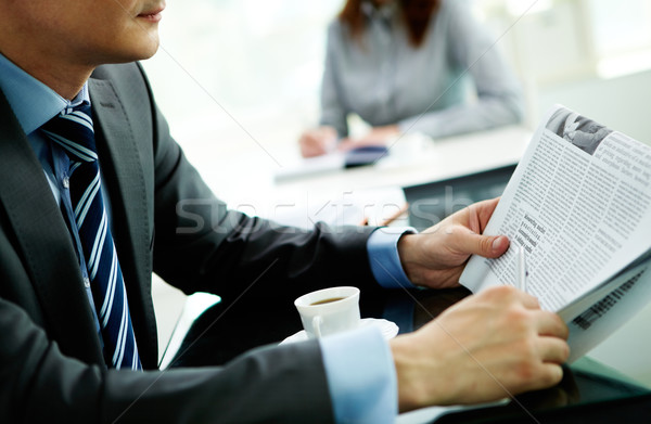 Homem leitura papel imagem masculino terno Foto stock © pressmaster