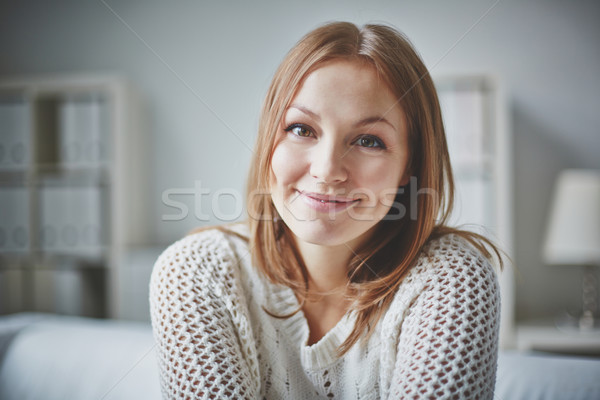 Femeie atragatoare zâmbitor uita aparat foto izolare Imagine de stoc © pressmaster