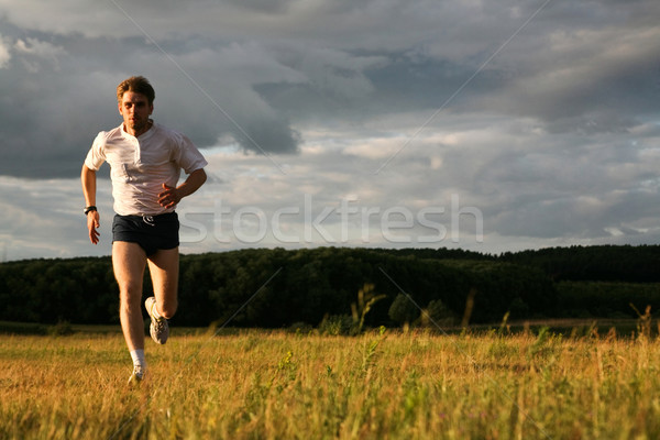 Runner view energetico uomo esecuzione foresta Foto d'archivio © pressmaster