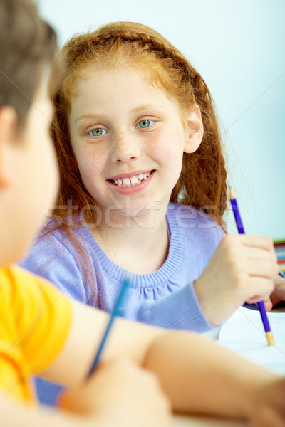 Kezdő portré okos iskolás lány néz osztálytárs Stock fotó © pressmaster