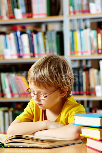 Lectură bibliotecă portret drăguţ şcoală Imagine de stoc © pressmaster