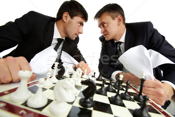 Agresja dwóch mężczyzn kart patrząc inny gry Zdjęcia stock © pressmaster