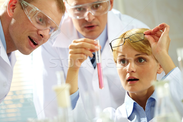 Sustancia tres científicos mirando hombre gafas Foto stock © pressmaster