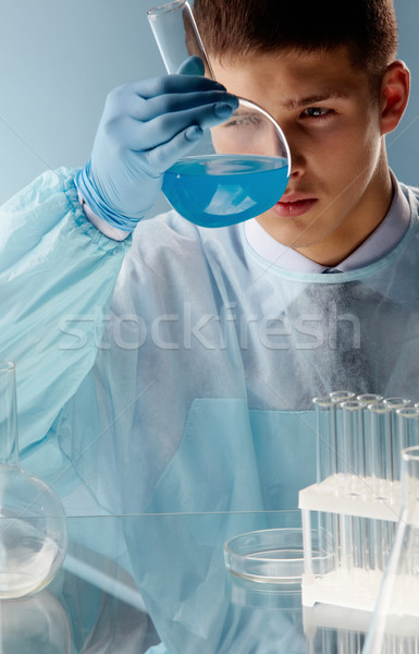 Férfi tudós tudományos kutató diák néz Stock fotó © pressmaster
