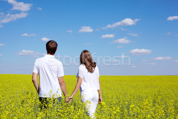 Speranţă vedere din spate amoros cuplu mers galben Imagine de stoc © pressmaster