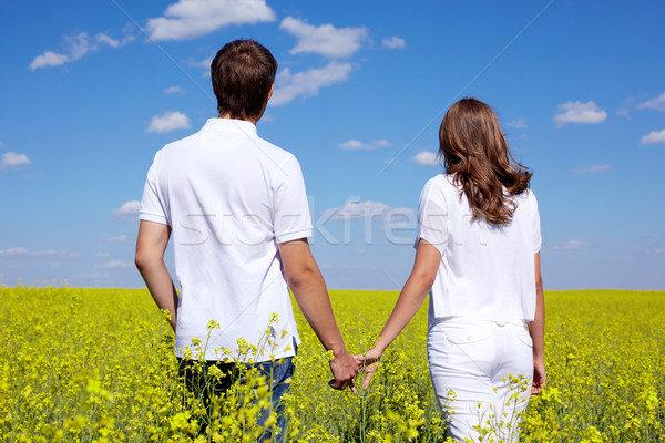Vară umbla vedere din spate amoros cuplu mers Imagine de stoc © pressmaster