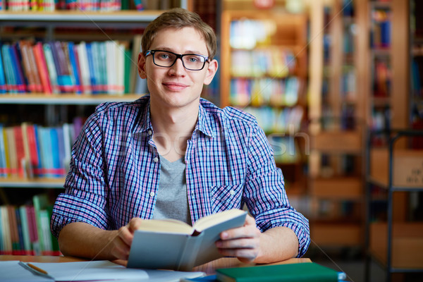 Tip bibliotecă portret inteligent student carte deschisă Imagine de stoc © pressmaster