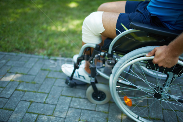 Cadeira de rodas andar masculino em movimento parque Foto stock © pressmaster