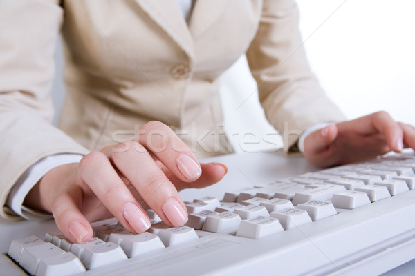 Ręce klawiatury kobiet działalności strony Zdjęcia stock © pressmaster