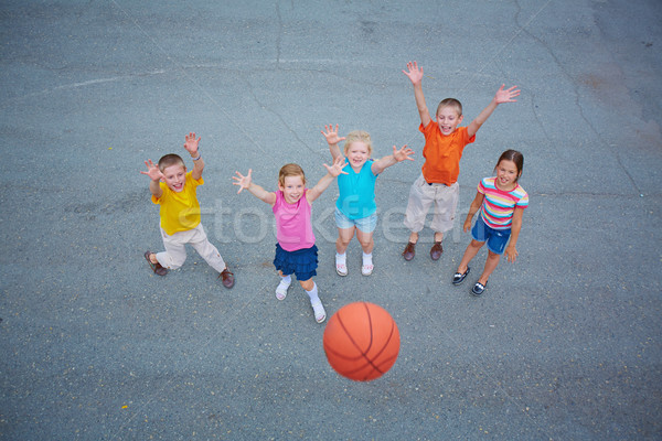 Ulubiony gry cute znajomych gry koszykówki Zdjęcia stock © pressmaster