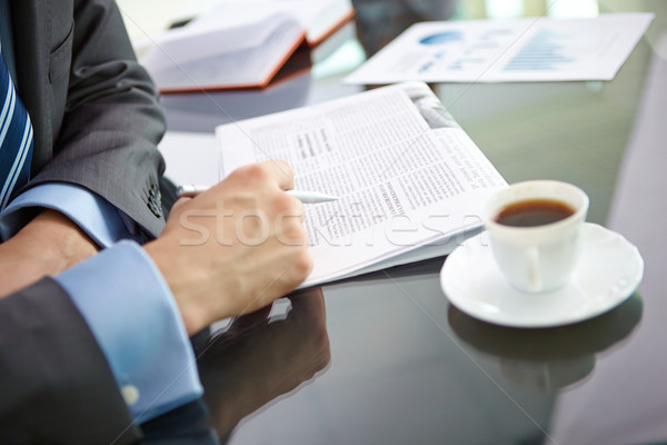 Leitura notícia masculino mão caneta jornal Foto stock © pressmaster