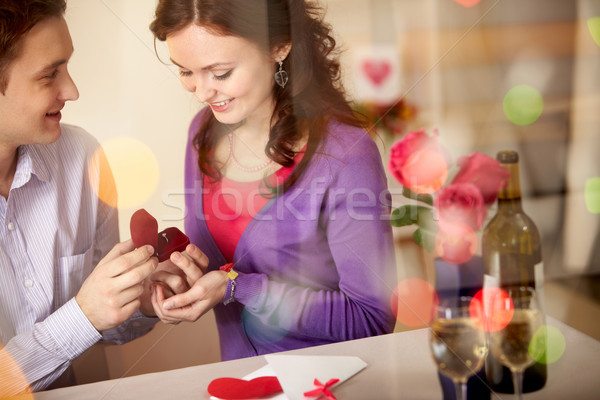 зацепление молодым человеком обручальное кольцо ресторан пить Сток-фото © pressmaster