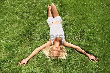 Przyjemność obraz spokojny dziewczyna zielona trawa Zdjęcia stock © pressmaster