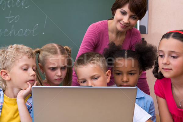 Stockfoto: Onderwijs · portret · leerlingen · naar · laptop · leraar