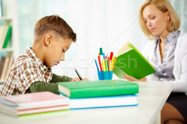 Scritto lavoro ritratto diligente ragazzo iscritto Foto d'archivio © pressmaster