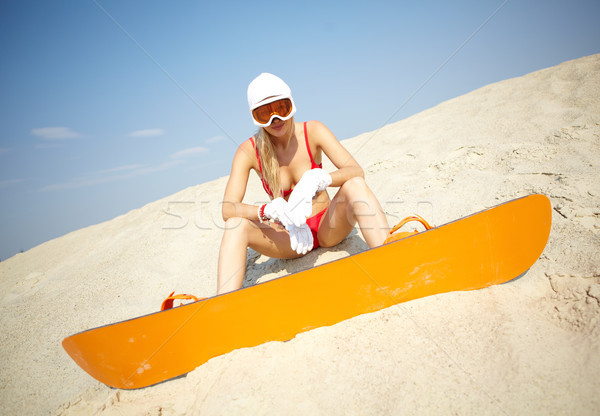 Bikini yatılı genç kadın oturma kum snowboard Stok fotoğraf © pressmaster