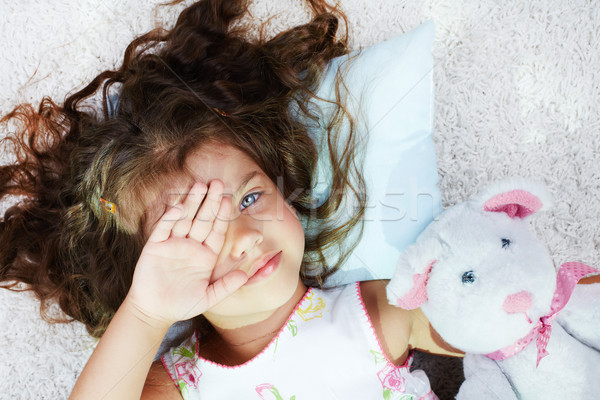 醒 肖像 女孩 眼睛 睡覺 手 商業照片 © pressmaster