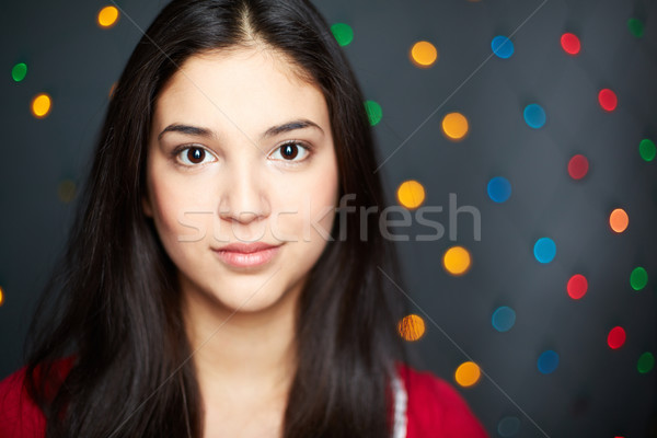 Portret atractiv parul inchis la culoare uita aparat foto Imagine de stoc © pressmaster