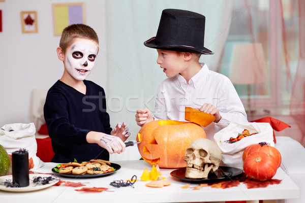 Halloween Foto zwei unheimlich Jungen Schneiden Stock foto © pressmaster