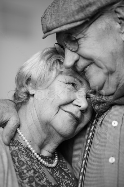 Proximidade imagem casal de idosos inteligente roupa mulher Foto stock © pressmaster