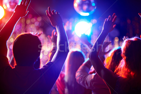 Dansuri oameni mulţime arme club de noapte Imagine de stoc © pressmaster