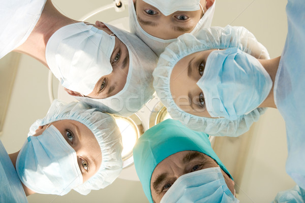 Groupe chirurgiens vue au-dessous regarder caméra Photo stock © pressmaster