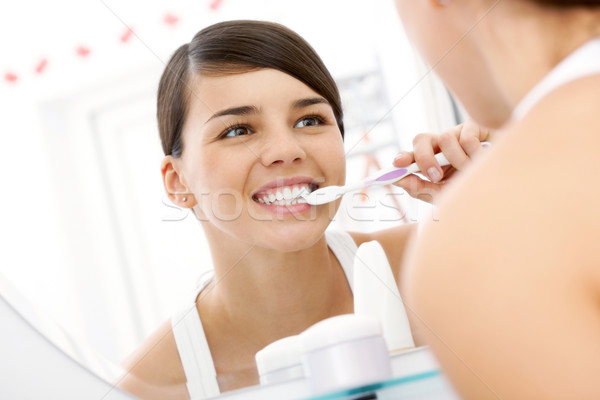 刷牙 圖像 漂亮 女 牙齒 鏡子 商業照片 © pressmaster