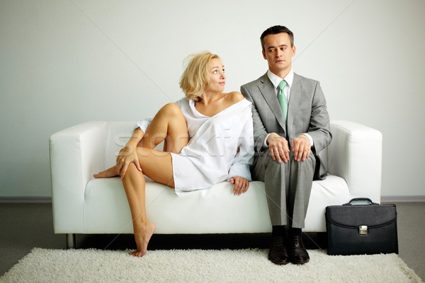 Nieporozumienie Fotografia poważny człowiek posiedzenia sofa Zdjęcia stock © pressmaster