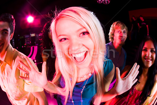 Dansuri fată portret petrecere prietenii Imagine de stoc © pressmaster