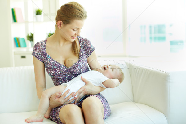 Dormi familie fericit mamă mic fiica Imagine de stoc © pressmaster
