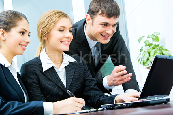 Stock fotó: Csapatmunka · csoport · három · üzletemberek · dolgozik · laptop