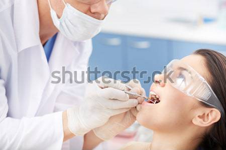Gură fată deschide oral mână Imagine de stoc © pressmaster