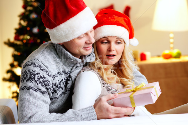 Prezenta iubit sotul surprinzator sotie Crăciun Imagine de stoc © pressmaster