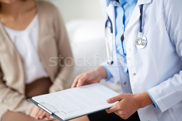Orvos orvosi kártya női tart alkalmazás Stock fotó © pressmaster