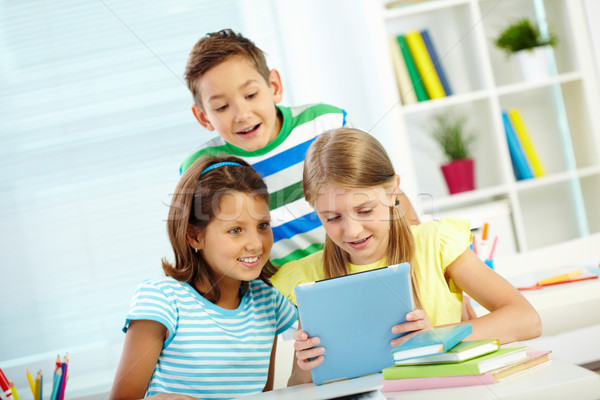 Interessant Netzwerk Porträt glücklich Klassenkameraden schauen Stock foto © pressmaster