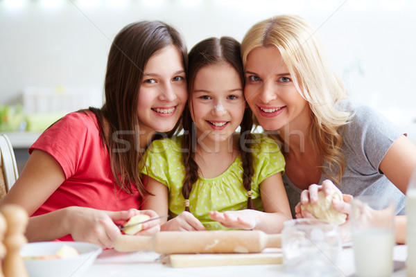 Három portré boldog lányok anya főzés Stock fotó © pressmaster