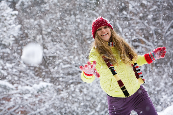 Pillanat játék fiatal nő boldog erdő tél Stock fotó © pressmaster
