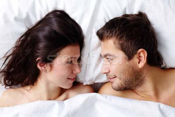 Kochliwy para szczęśliwy bed patrząc Zdjęcia stock © pressmaster